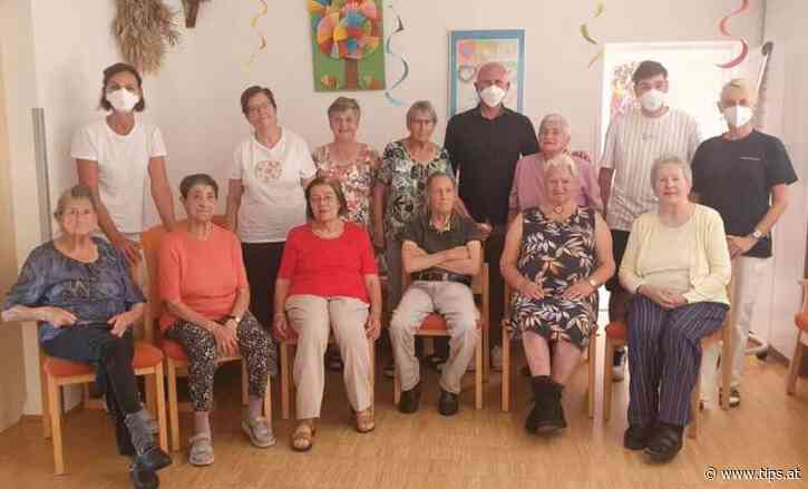 FELDKIRCHEN. Bürgermeister David Allerstorfer macht sich regelmäßig ein Bild von den Tätigkeiten der öffentlichen Einrichtungen der Gemeinde. Diesmal half der Feldkirchner Ortschef gemeinsam mit dem Ferialpraktikanten Lukas Reiter einen Vormittag in 