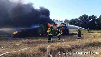 Syke: Ballenpresse und Zugmaschine brennen auf Ackerfläche aus - WESER-KURIER
