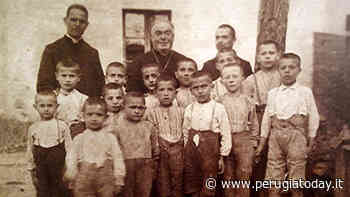 CORREVA L'ANNO di Marco Saioni | 1912- Vescovo rimbrotta ragazza per l’abito ritenuto succinto. Manifestazione sotto il vescovato con lanci di ortaggi - PerugiaToday