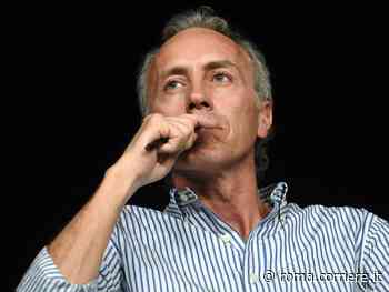 Marco Travaglio, incidente a Trastevere: con la sua auto sui tavolini di un ristorante - Corriere Roma