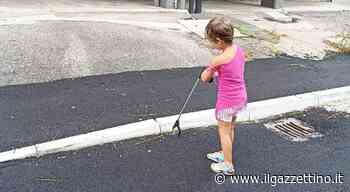 Vittoria, a soli 5 anni, pulisce le strade della città di Treviso insieme a mamma e papà - ilgazzettino.it