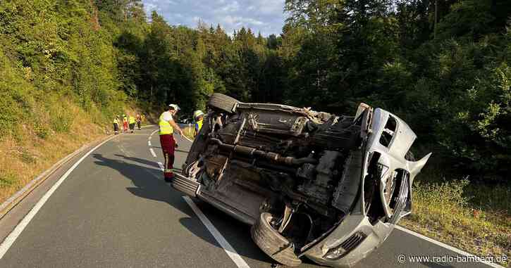 Auto prallt gegen Felsen