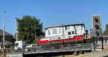 Opmerkelijke beelden: boot maakt 'ritje' over de brug van centrum Wijgmaal - Het Laatste Nieuws