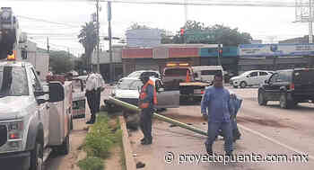 Choca automovilista contra luminaria en el norponiente de Hermosillo - Proyecto Puente