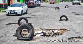 Baches en Hermosillo: Señalizan con llantas en la colonia Cuatro Olivos - EL IMPARCIAL Sonora