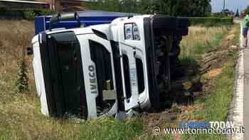 Incidente a Chivasso: tir si ribalta fuori strada, istituito a lungo il senso unico alternato - TorinoToday