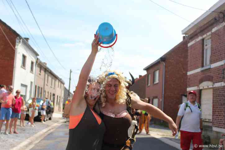 Wellen viert tropisch carnaval in bikini, met waterspelletjes en veel zonnecrème - Het Belang van Limburg