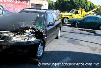 Carambola de 13 autos en Atlixco dejó un hombre prensado quien salió con vida - Puebla - La Jornada de Oriente