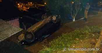 Carro capota no Poço Fundo e motorista fica ferido em Brusque - O Município