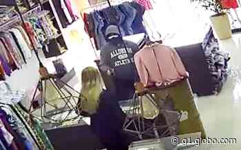 Assaltante armado prende vendedora em sala para roubar loja em Ibitinga; vídeo - Globo.com