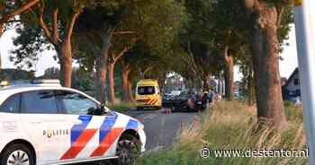 Auto in de kreukels na botsing met boom bij Ossenzijl: bestuurder naar het ziekenhuis - De Stentor