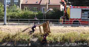 Brandweer vist picknickbank uit de ringvaart - Het Laatste Nieuws