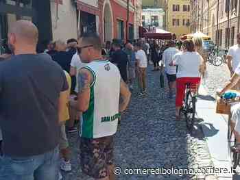 Modena, «Cotechino Day»: in coda sotto il sole per il panino con il cotechino - Corriere della Sera