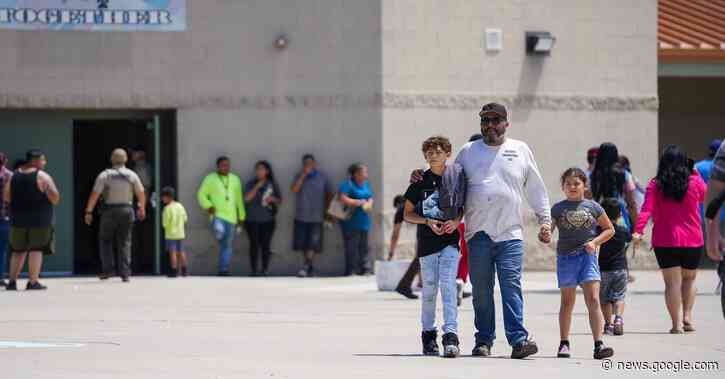 Relatives Clash With Police Over School Lockdown in Arizona - The New York Times