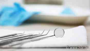 Ungeimpfter Zahnarzt: Arbeitsverbot geht in nächste Instanz - NDR.de