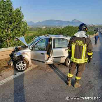20ENNE SI SCHIANTA CON AUTO CONTRO GUARDRAIL, FERITO. FOTO - TV Sette Benevento