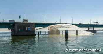 Haringvlietburg gekoeld door blusboot | Moerdijk | bndestem.nl - BN DeStem