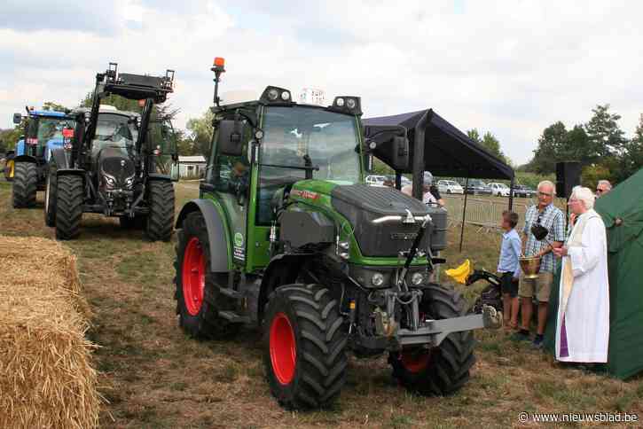 Boeren bidden om regen en laten hun tractoren zegenen