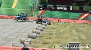 Si rizolla lo stadio di Terni, i nuovi rotoli di erba sono già arrivati e vengono stesi - ilmessaggero.it
