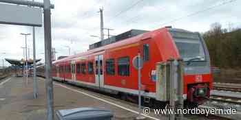 Junge Männer werfen am Bahnhof Neustadt mit Steinen und filmen Polizisten - Nordbayern.de