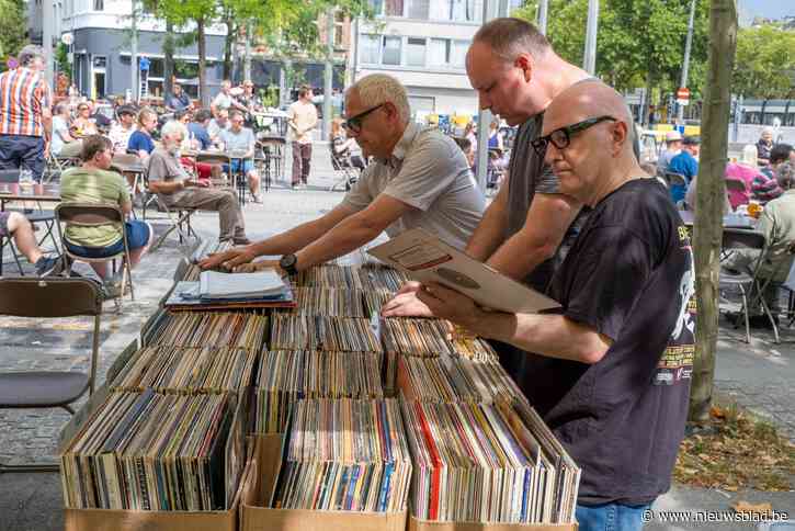 Marktkraampjes, liveoptredens en zonnestralen op Feest van Alledaagse Waanzin: “Boeken verkopen om ons familiefeest te financieren”