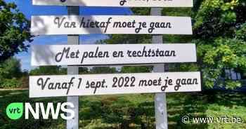 "Panelen zoeken andere job": Opwijk neemt op ludieke wijze afscheid van houten infoborden - VRT NWS