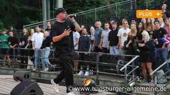 Rapper Errdeka tritt mit der Band Gold Donkey auf der Freilichtbühne auf