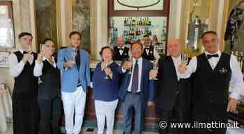 Napoli, il brindisi dei turisti al Gambrinus per Ferragosto - ilmattino.it