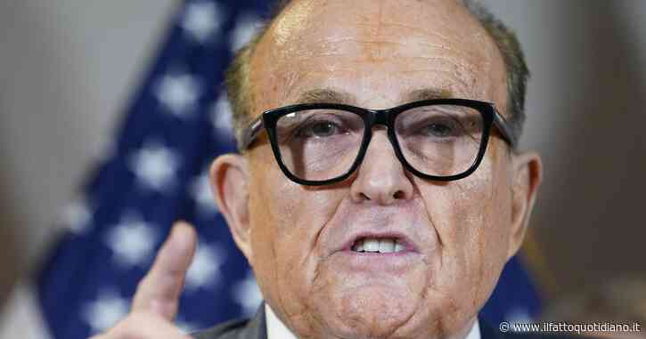 Stati Uniti, l’avvocato di Trump Rudy Giuliani indagato in Georgia per interferenze sul voto. Minacce all’Fbi, barricate attorno alle sedi