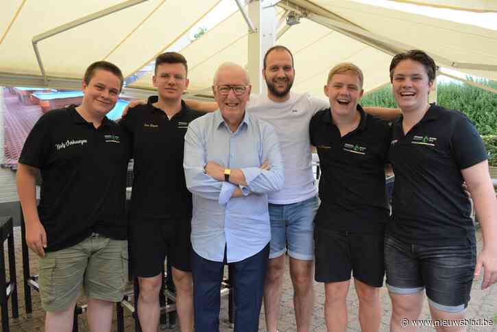 Levende legende Raymond Ceulemans (85) komt schaarse biljart-competitiejeugd steunen