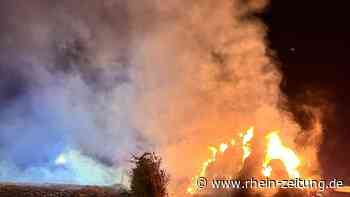 Feuerwehr bei Tiefenbach im Einsatz: 130 Strohballen gehen in Flammen auf - Rhein-Zeitung