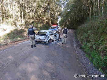 Veículo incendiado é encontrado no interior de Caxias do Sul - Portal Leouve