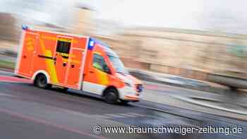 Autos stoßen auf regennasser Fahrbahn zusammen - Drei Verletzte