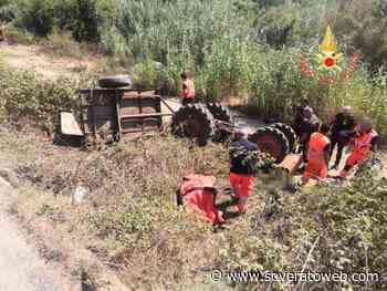 Giovane si ribalta con il trattore e muore - Soverato Web