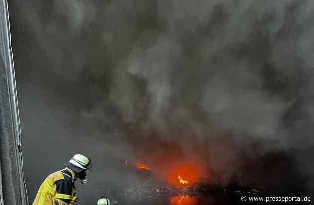 FW-E: 1000 Quadratmeter große Lagerhalle der Entsorgungsbetriebe Essen (EBE) geht in Flammen auf, keine Verletzten