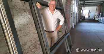 Gerecupereerde raamprofielen uit oude bibliotheek worden tijdelijk gestockeerd in stadsmagazijn - Het Laatste Nieuws