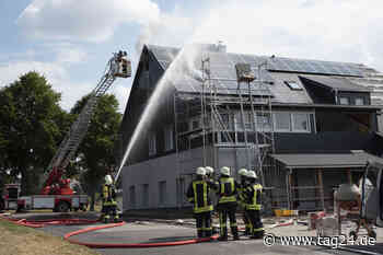 Feuerwehreinsatz in Marienberg: Dachstuhl mit Solaranlage in Flammen - TAG24