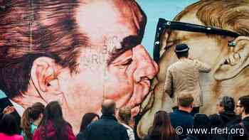 Painter Of Iconic Brezhnev-Honecker 'Kiss' On Berlin Wall Dies At 62 - Radio Free Europe / Radio Liberty