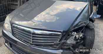 Materiële schade nadat voertuigen botsen aan kruispunt | Dendermonde | hln.be - Het Laatste Nieuws