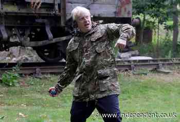 Boris Johnson throws grenade while visiting Ukrainian troops training in Yorkshire - The Independent