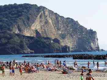 Bacoli incanta il mondo intero, è boom di turisti stranieri: sold out a Ferragosto - Vesuvio Live
