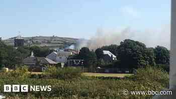 Large wildfire in Cornwall tackled by nine crews - BBC