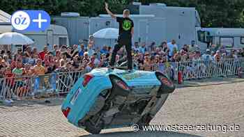 Stuntshow in Stralsund: Mit dem Auto per Sky-Fall in die Tiefe - Ostsee Zeitung