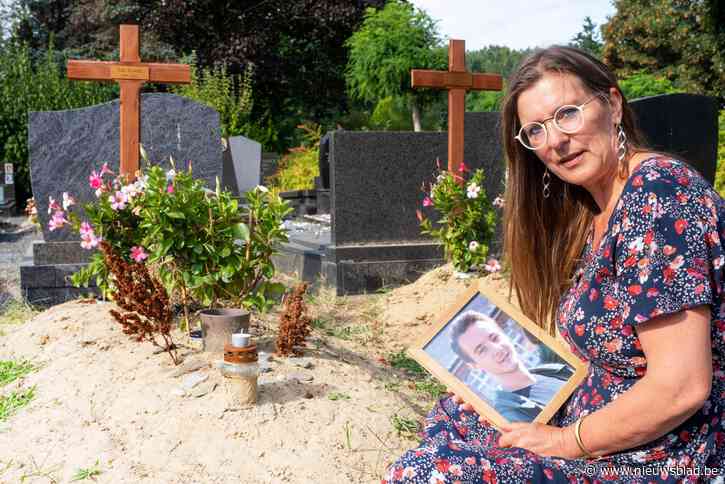 Het laatste cadeau voor haar zoon werd gestolen van zijn graf: “Het was met zoveel liefde gegeven”