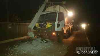 Caminhão desgovernado derruba poste no interior de Terra Roxa - CGN