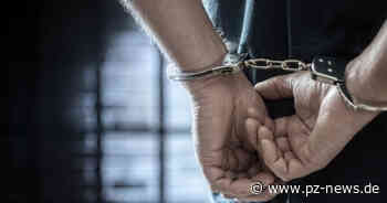 Frau an Brust gegriffen: Polizei nimmt betrunkenen Exhibitionisent in Pforzheim vorläufig fest - Pforzheim - Pforzheimer Zeitung