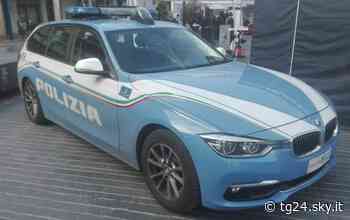 Si sente male in strada a Pescara, salvato da agenti polizia - Sky Tg24