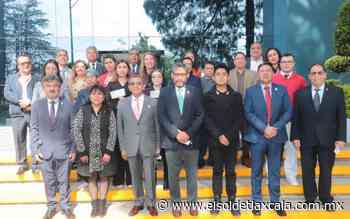 Entrega la UATx becas institucionales - El Sol de Tlaxcala