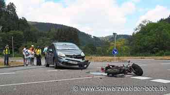 Kollision mit Auto: Kleinkraftradfahrer bei  Höfen schwer verletzt