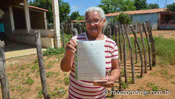 “Estou muito feliz”, comentou a agricultora Maria Lúcia ao receber o título da terra | ESTADO | Mossoró Hoje - O portal de notícias de Mossoró - Mossoró Hoje